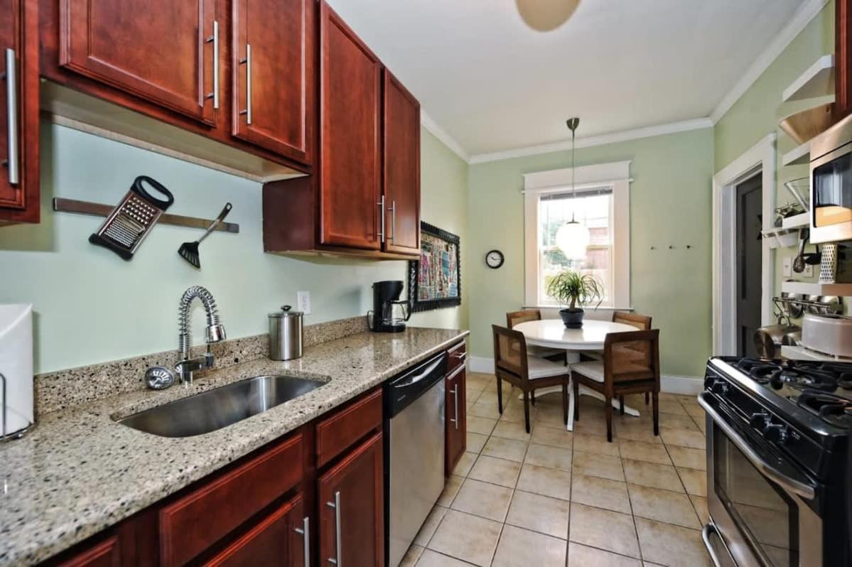 Chic 1 Bedroom Units Near Dilworth Holiday home *