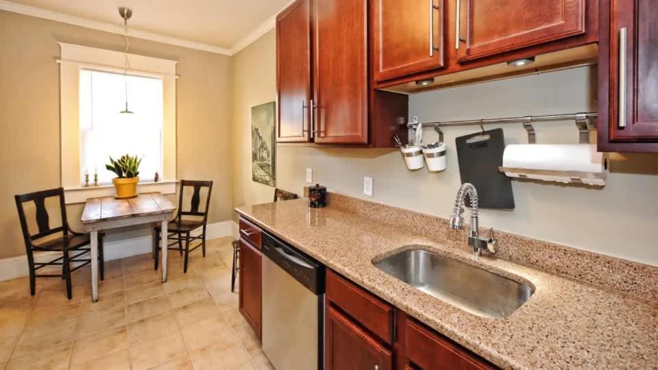 Chic 1 Bedroom Units Near Dilworth Holiday home *