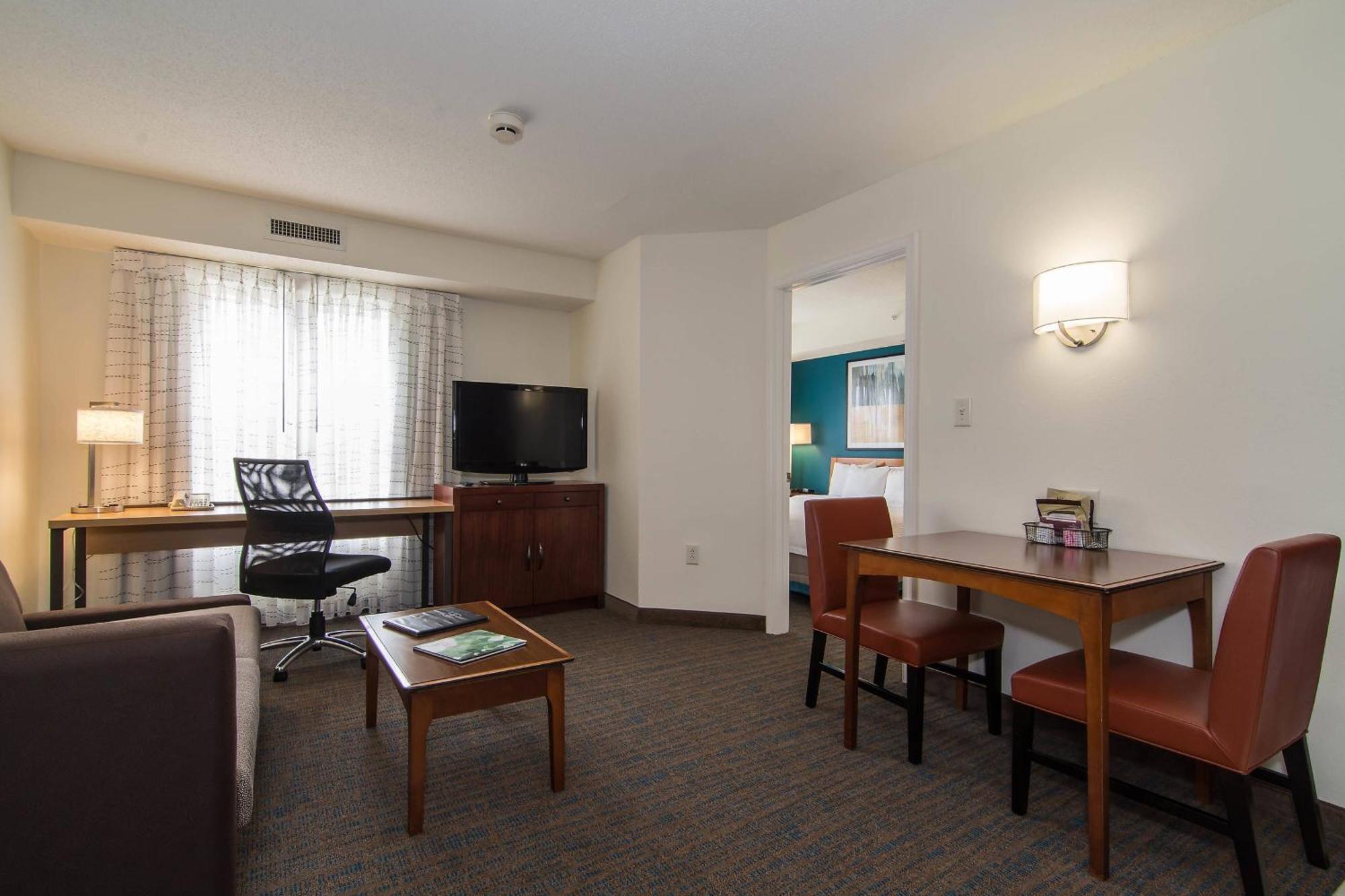 Hotel By Marriott Piper Glen