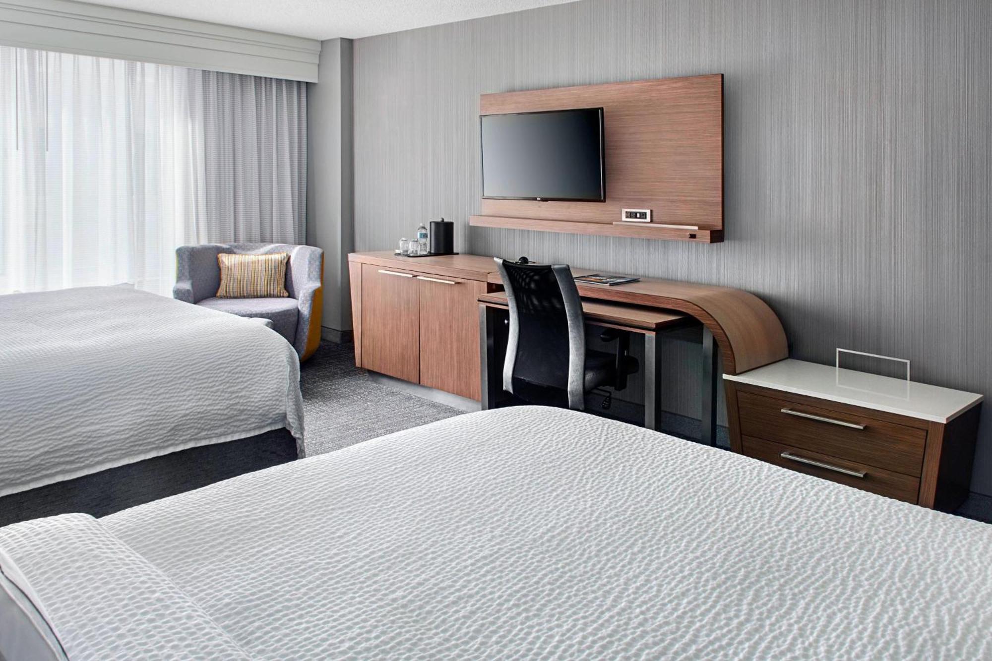 Courtyard Center Hotel 3*