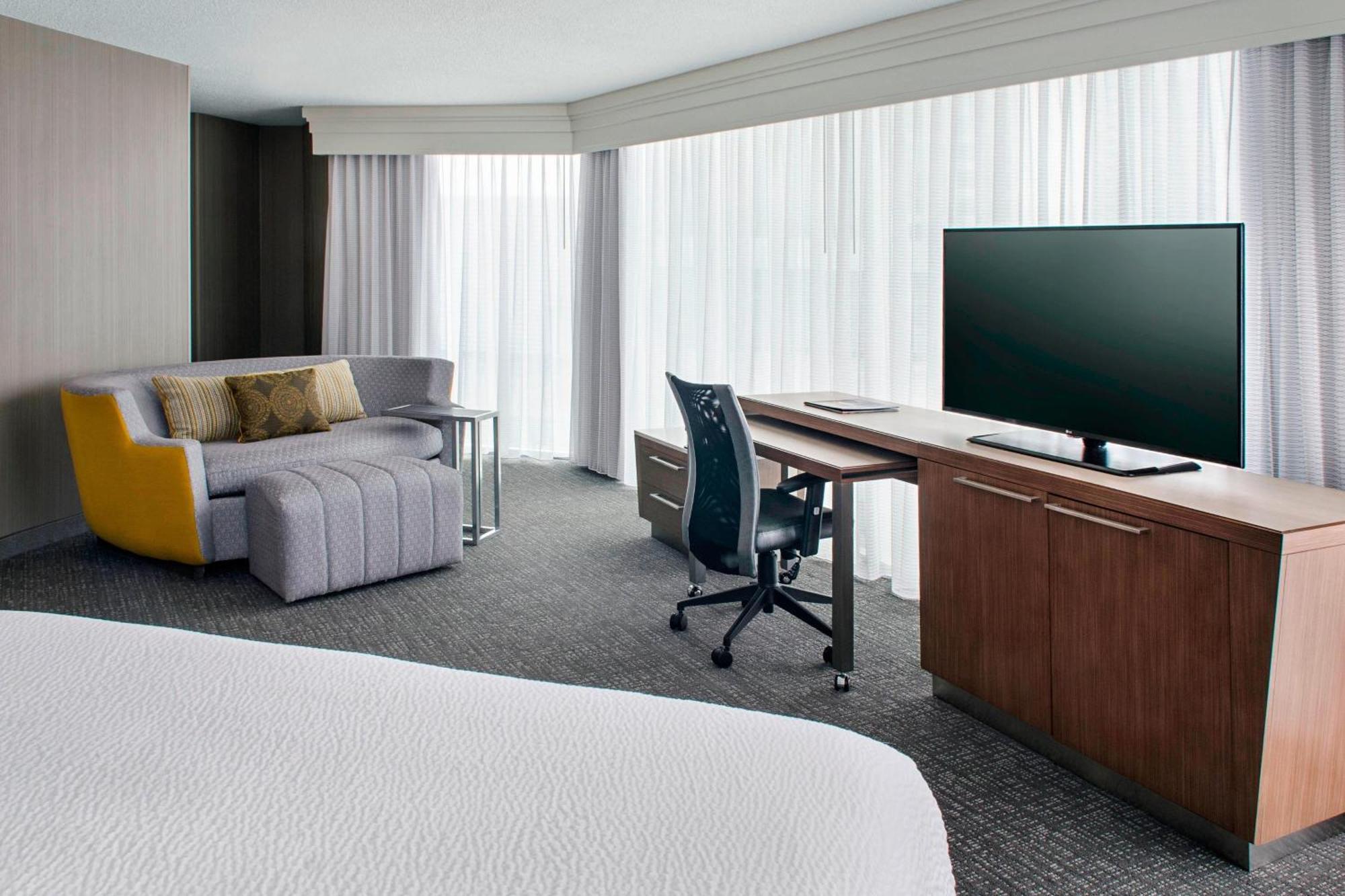 Hotel Courtyard Center 3*