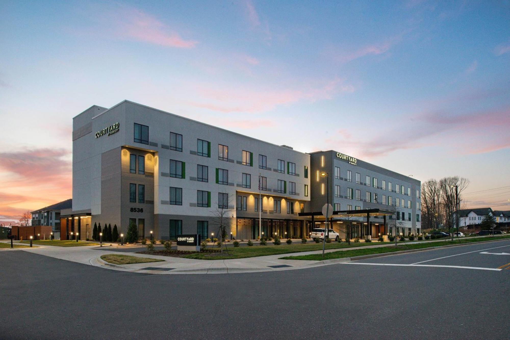 Hotel Courtyard Steele Creek 3*