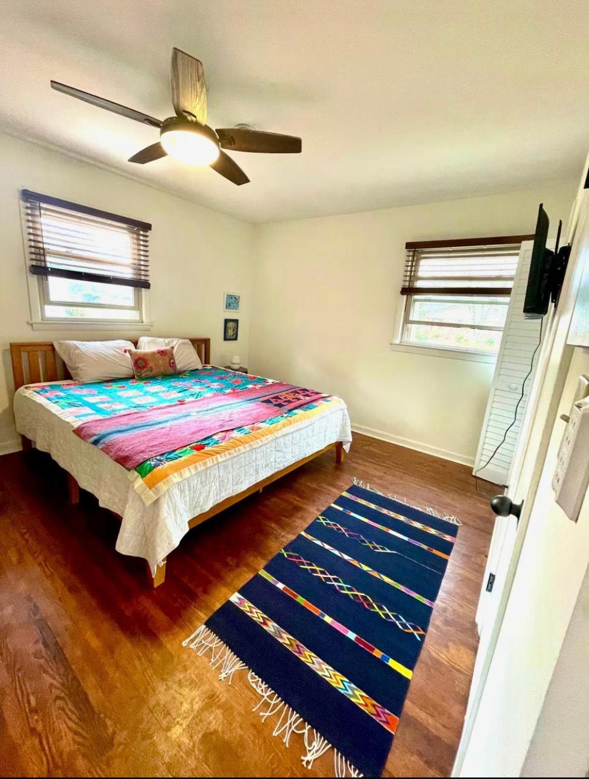 Trendy Bohemian Bungalow, Close To Uptown, Plaza & Noda