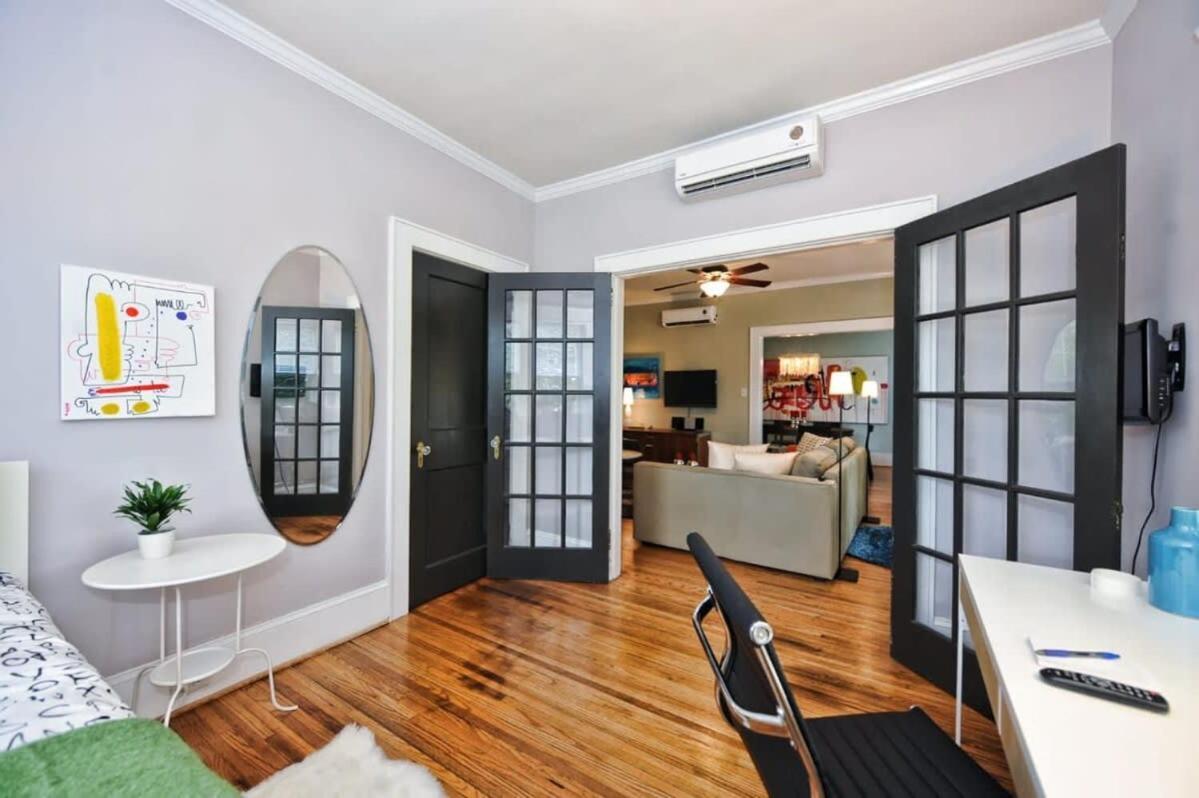 Vibrant And Cozy 2br Near Uptown With Balcony Holiday home