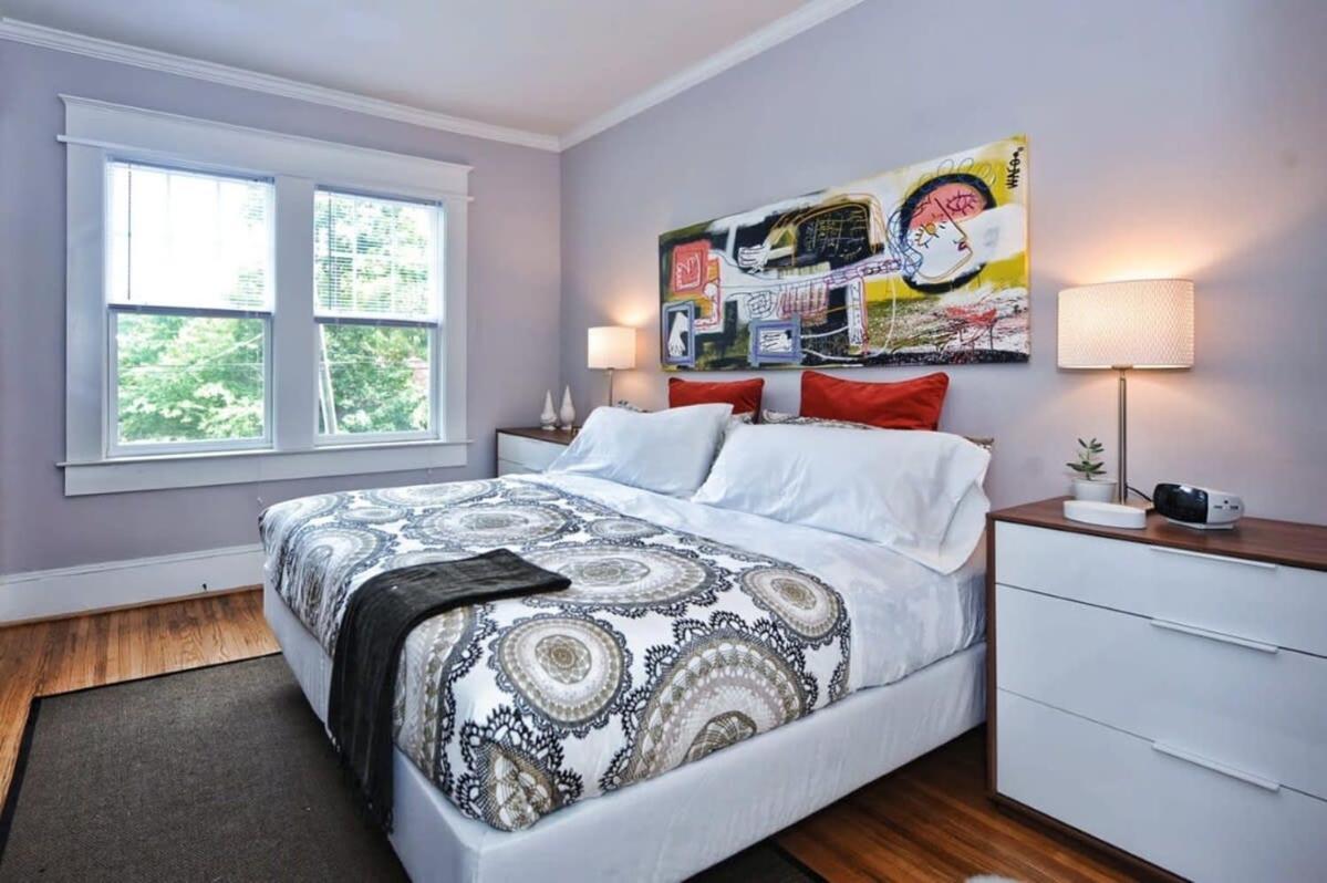 Vibrant And Cozy 2br Near Uptown With Balcony *