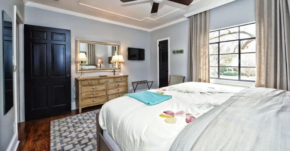 Beautifully Furnished Modern 2br With Balcony * Charlotte