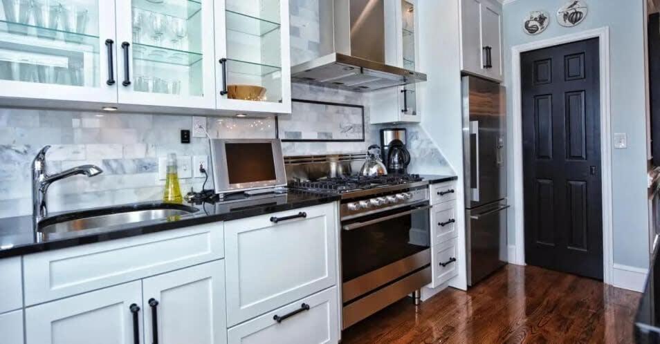 Beautifully Furnished Modern 2br With Balcony Charlotte