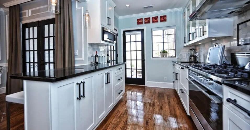Beautifully Furnished Modern 2br With Balcony *