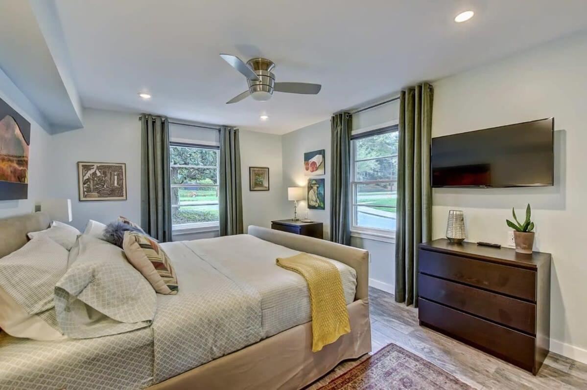 Spacious With Easy Access To Uptown Holiday home