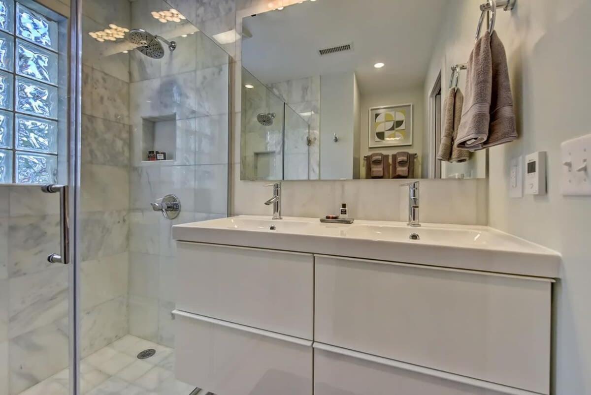 Spacious With Easy Access To Uptown