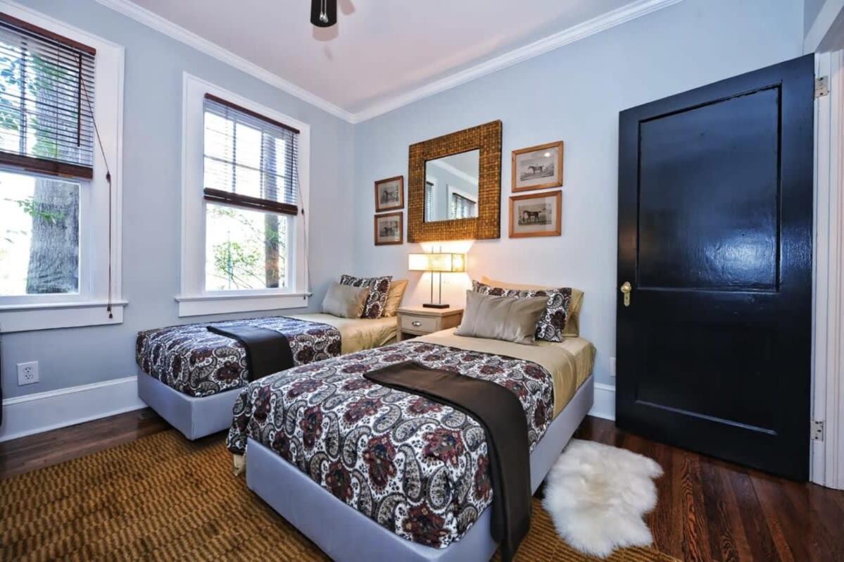 Stylish Myers Park 2 Bedroom With Screened Porch
