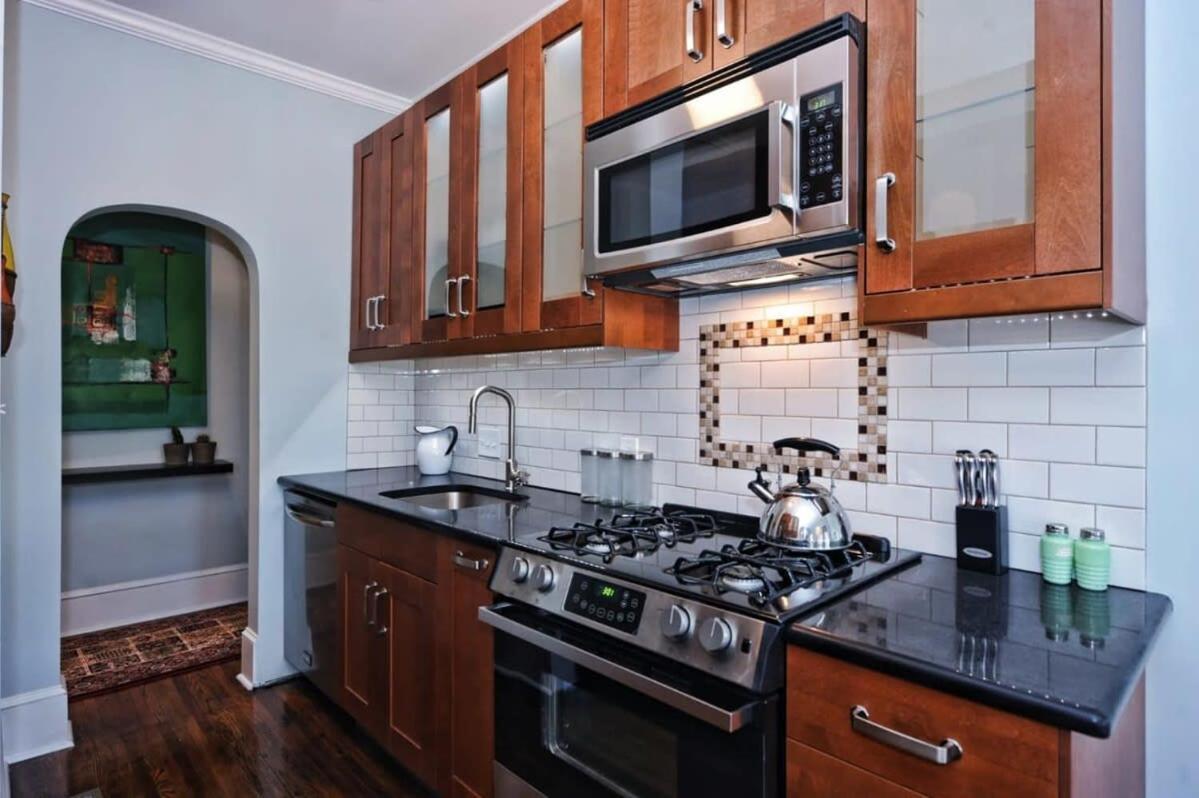 Stylish Myers Park 2 Bedroom With Screened Porch Holiday home