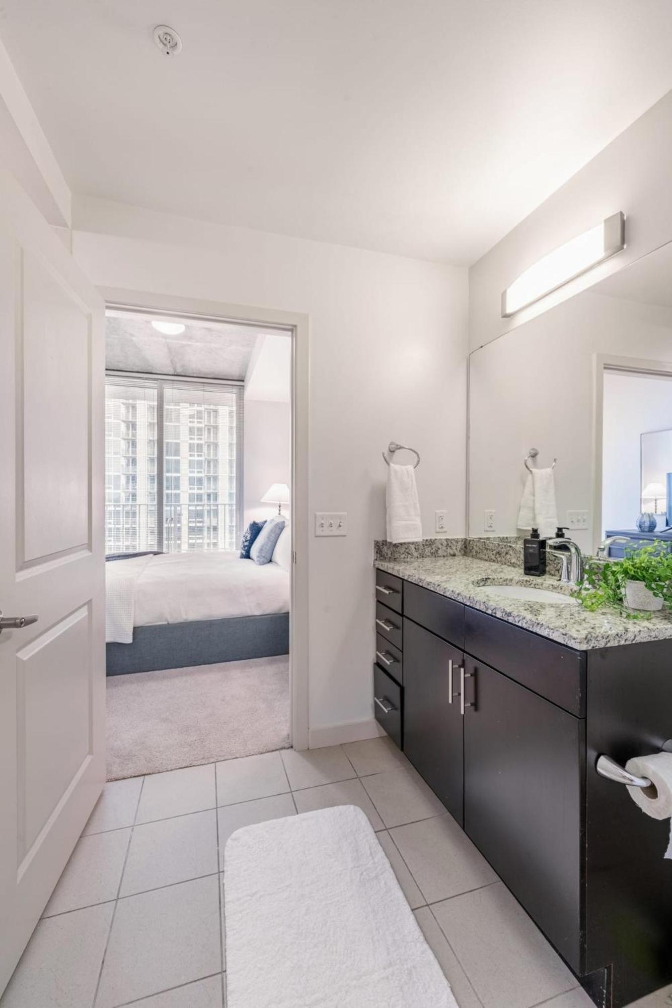 Skyhouse With Views In Uptown Apartment *