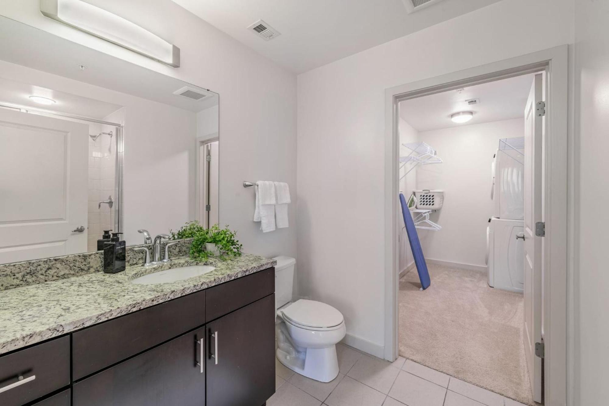 Skyhouse With Views In Uptown Apartment *