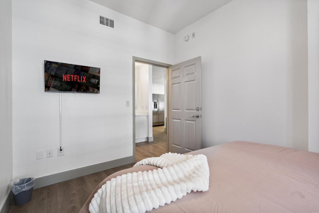 Apartment Queen Retreat - Parking, Views, Near Stadium