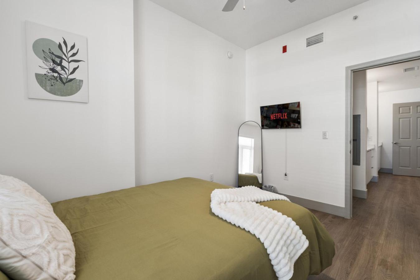 Apartment Queen Retreat - Parking, Views, Near Stadium Charlotte