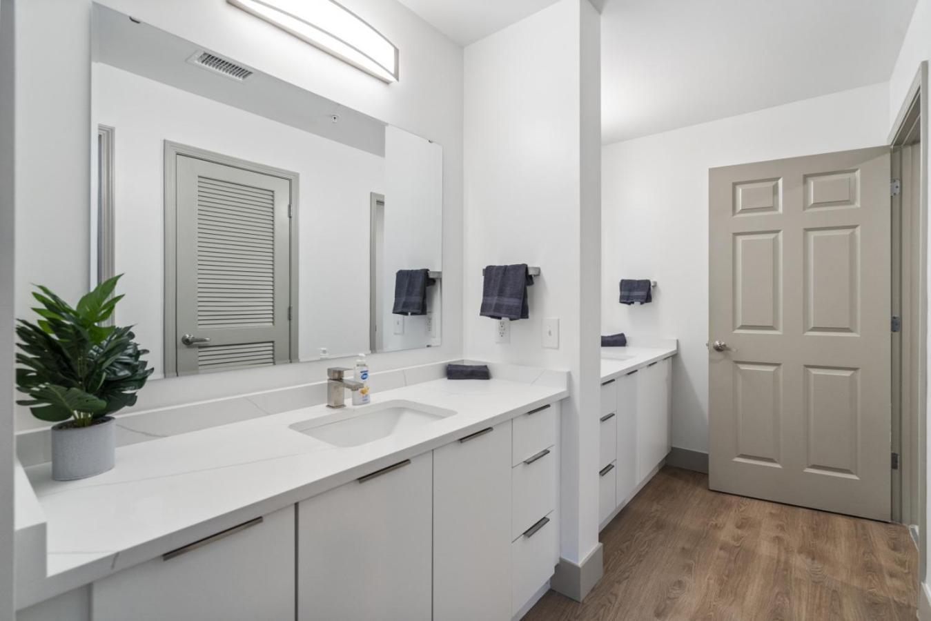Queen Retreat - Parking, Views, Near Stadium Apartment
