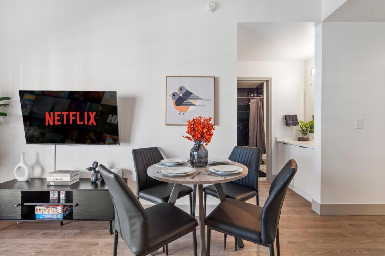 Queen Retreat - Parking, Views, Near Stadium Apartment *