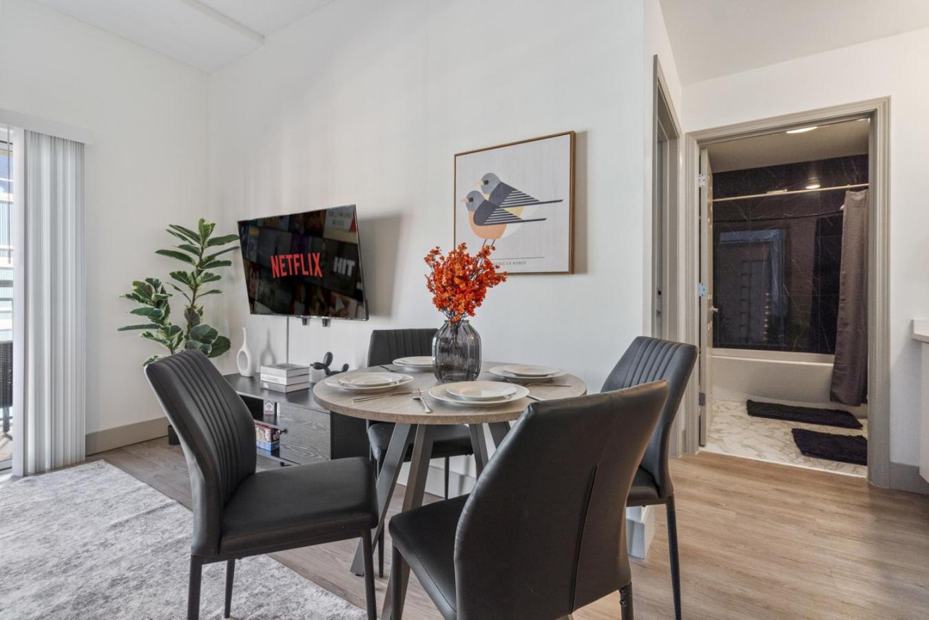 Queen Retreat - Parking, Views, Near Stadium Apartment