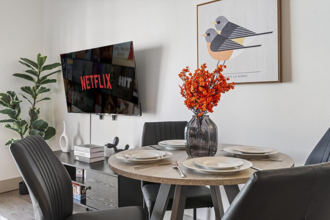 Queen Retreat - Parking, Views, Near Stadium Apartment *