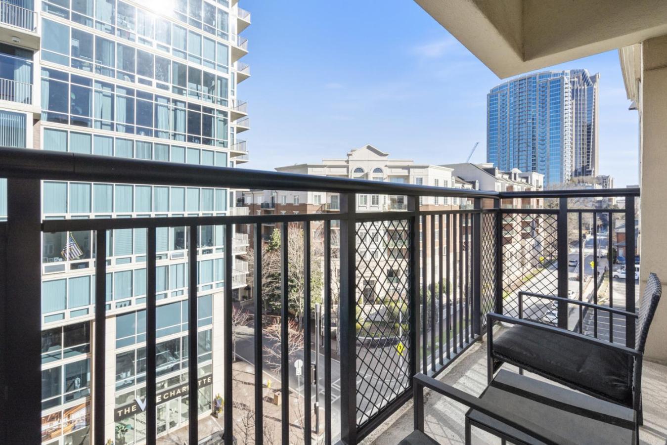Apartment Queen Retreat - Parking, Views, Near Stadium *
