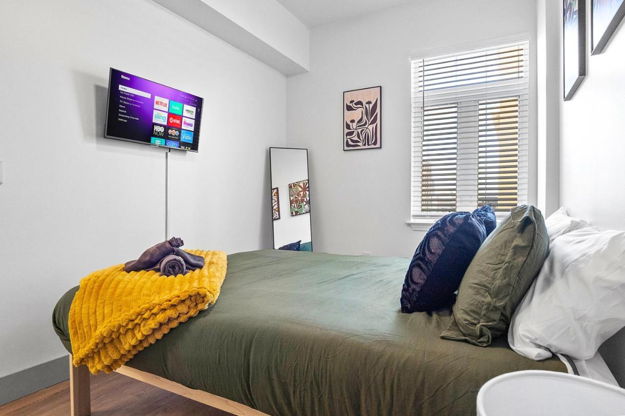 Midnight Marvel - Amazing Views, Free Parking Apartment *