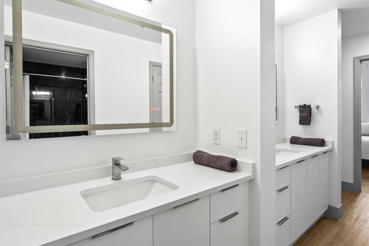 Midnight Marvel - Amazing Views, Free Parking Apartment Charlotte