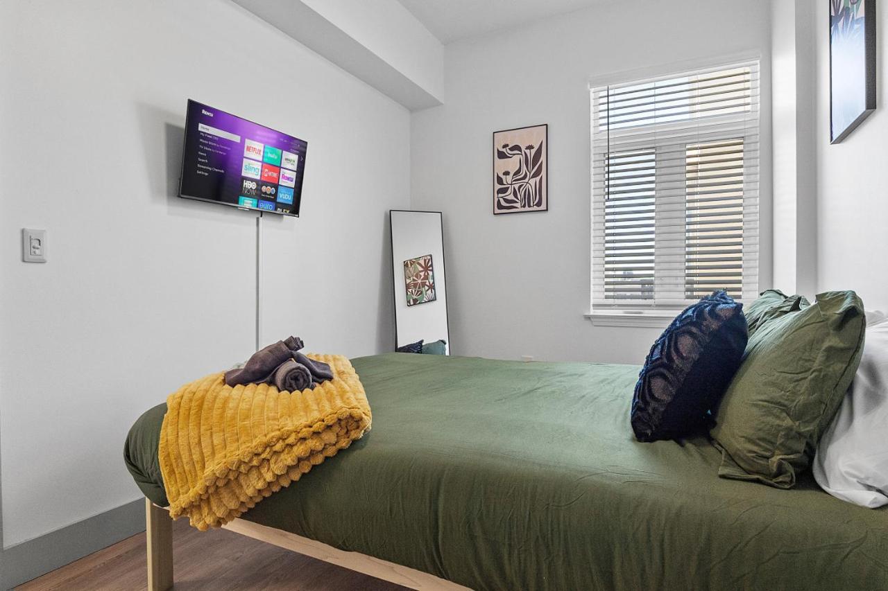 Midnight Marvel - Amazing Views, Free Parking Apartment
