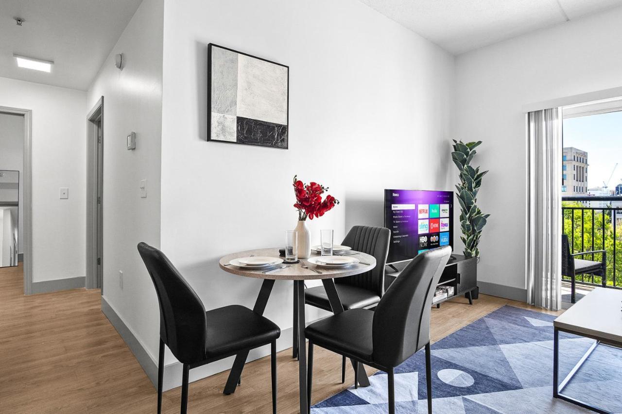 Midnight Marvel - Amazing Views, Free Parking Apartment