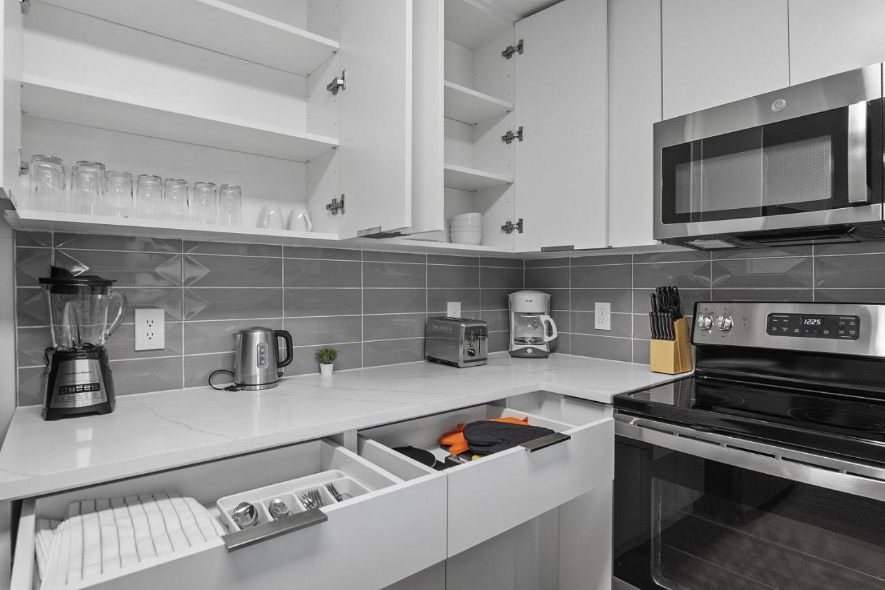 Midnight Marvel - Amazing Views, Free Parking Apartment