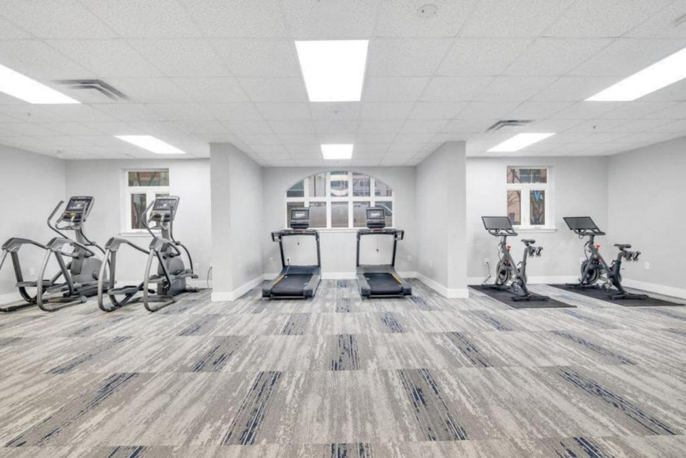 Stylish 4 Bed - 2 Mins To Stadium - Free Parking - Gym - Views