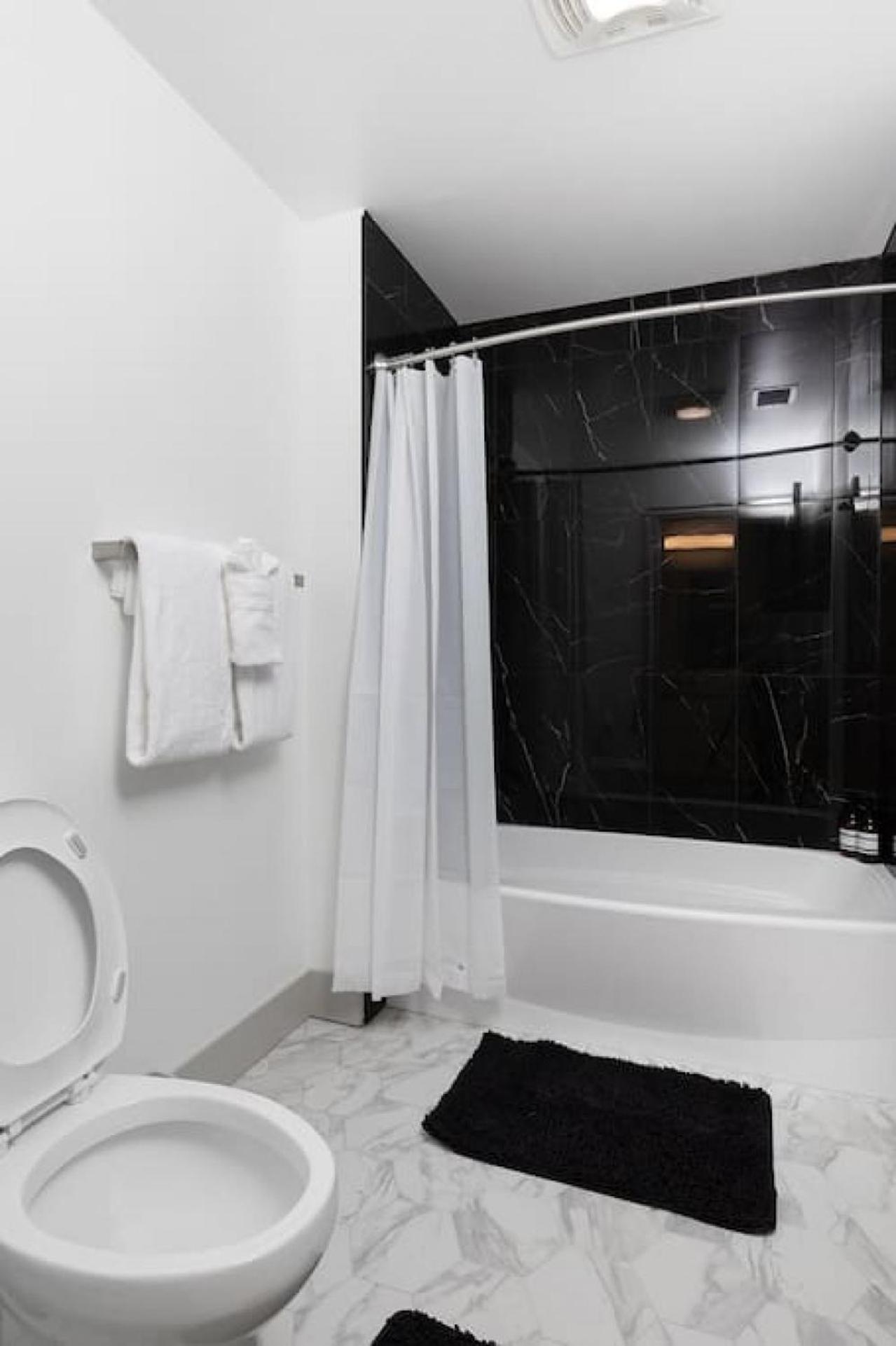 Stylish 4 Bed - 2 Mins To Stadium - Free Parking - Gym - Views Apartment