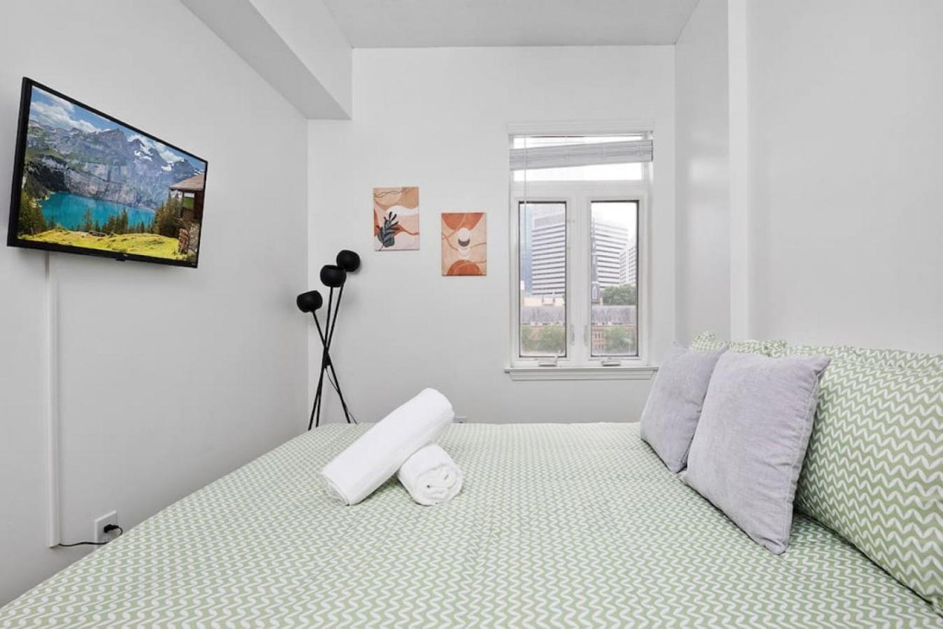 Stylish 4 Bed - 2 Mins To Stadium - Free Parking - Gym - Views Apartment *
