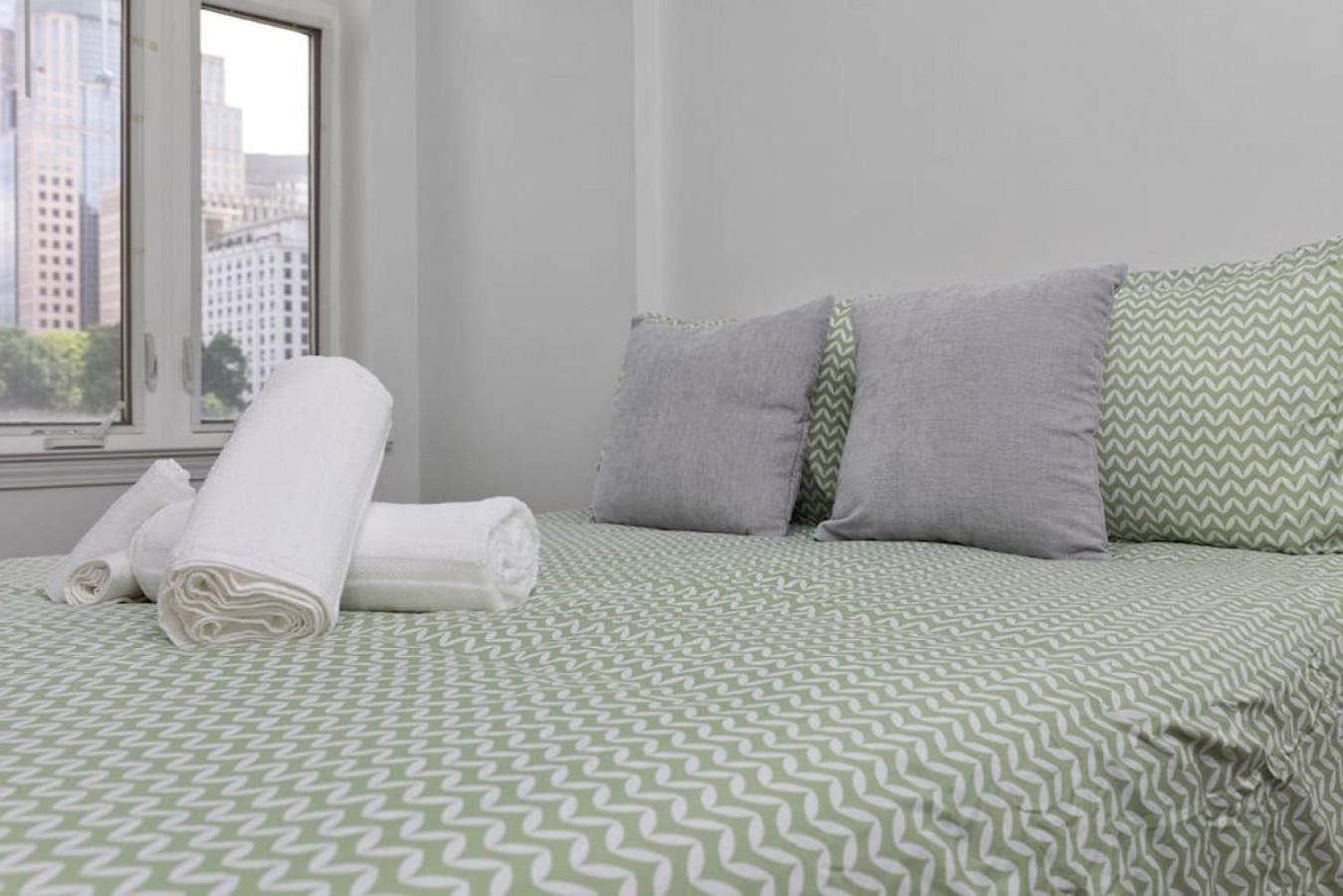 Stylish 4 Bed - 2 Mins To Stadium - Free Parking - Gym - Views * Charlotte