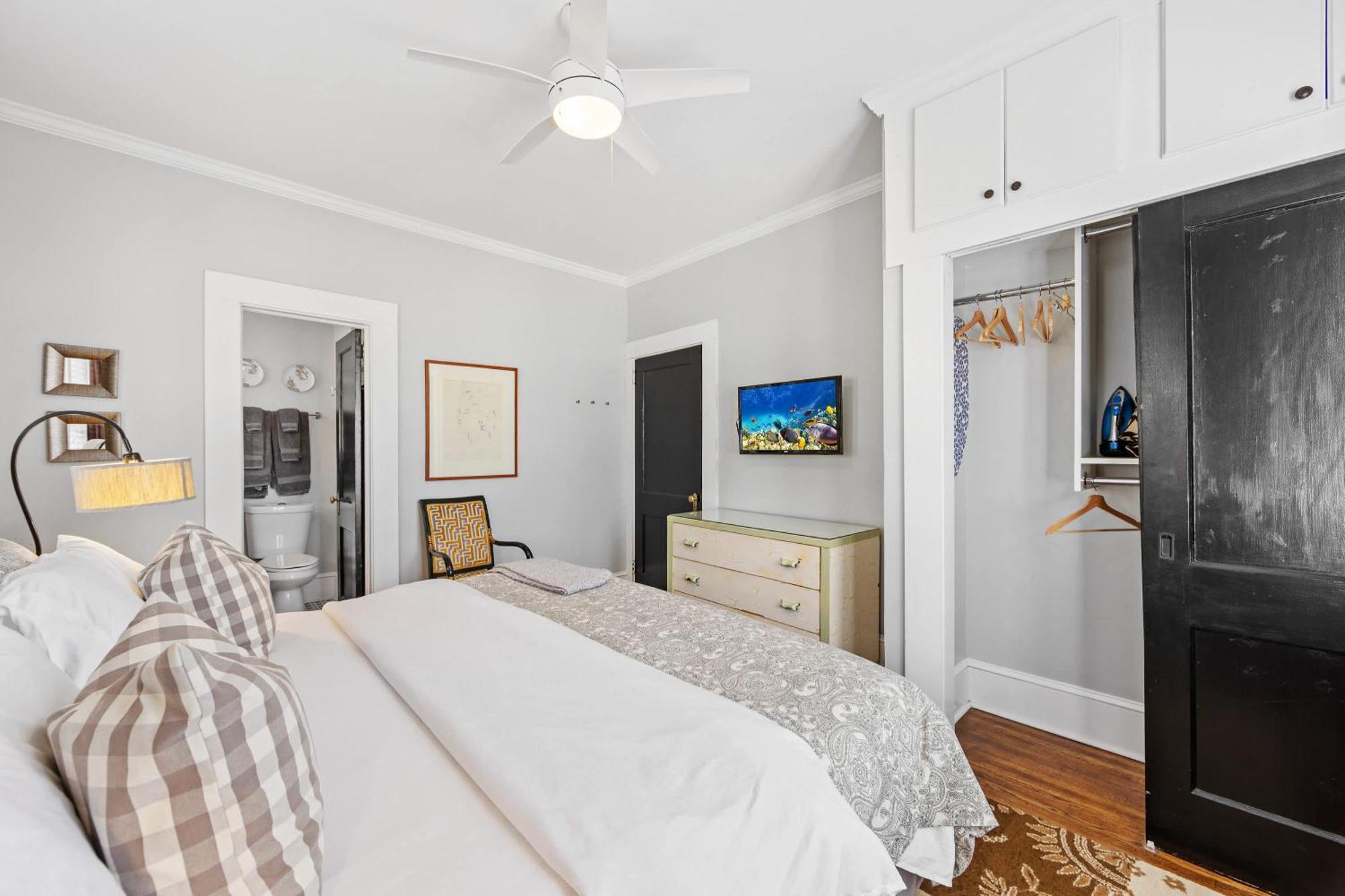 Stylish Myers Park 2 Bedroom With Screened Porch Holiday home *