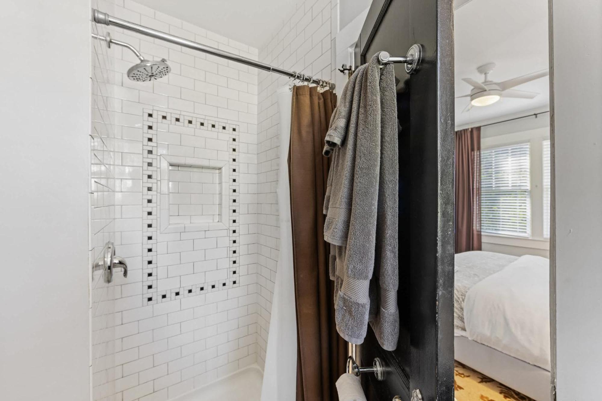 Stylish Myers Park 2 Bedroom With Screened Porch Charlotte
