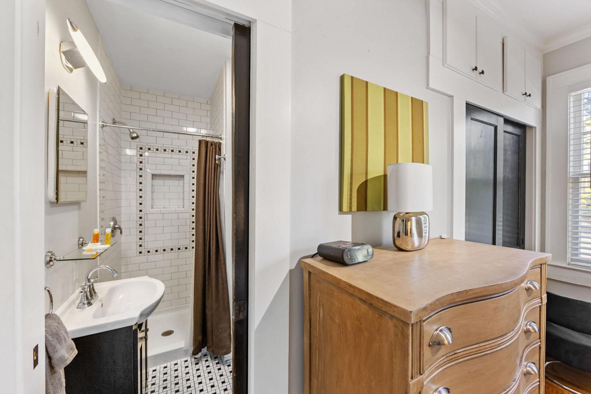 Stylish Myers Park 2 Bedroom With Screened Porch Holiday home *