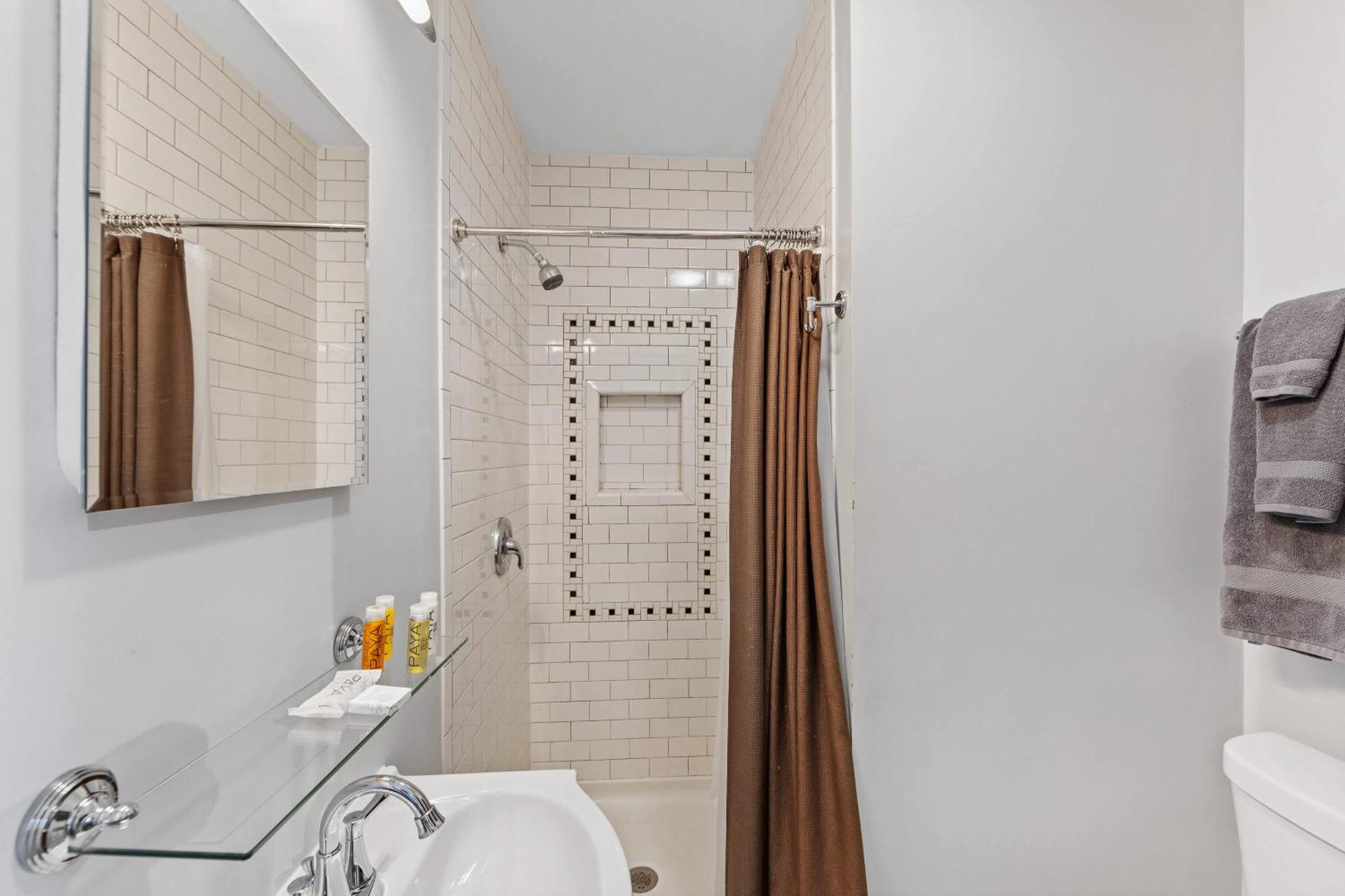 Stylish Myers Park 2 Bedroom With Screened Porch * Charlotte
