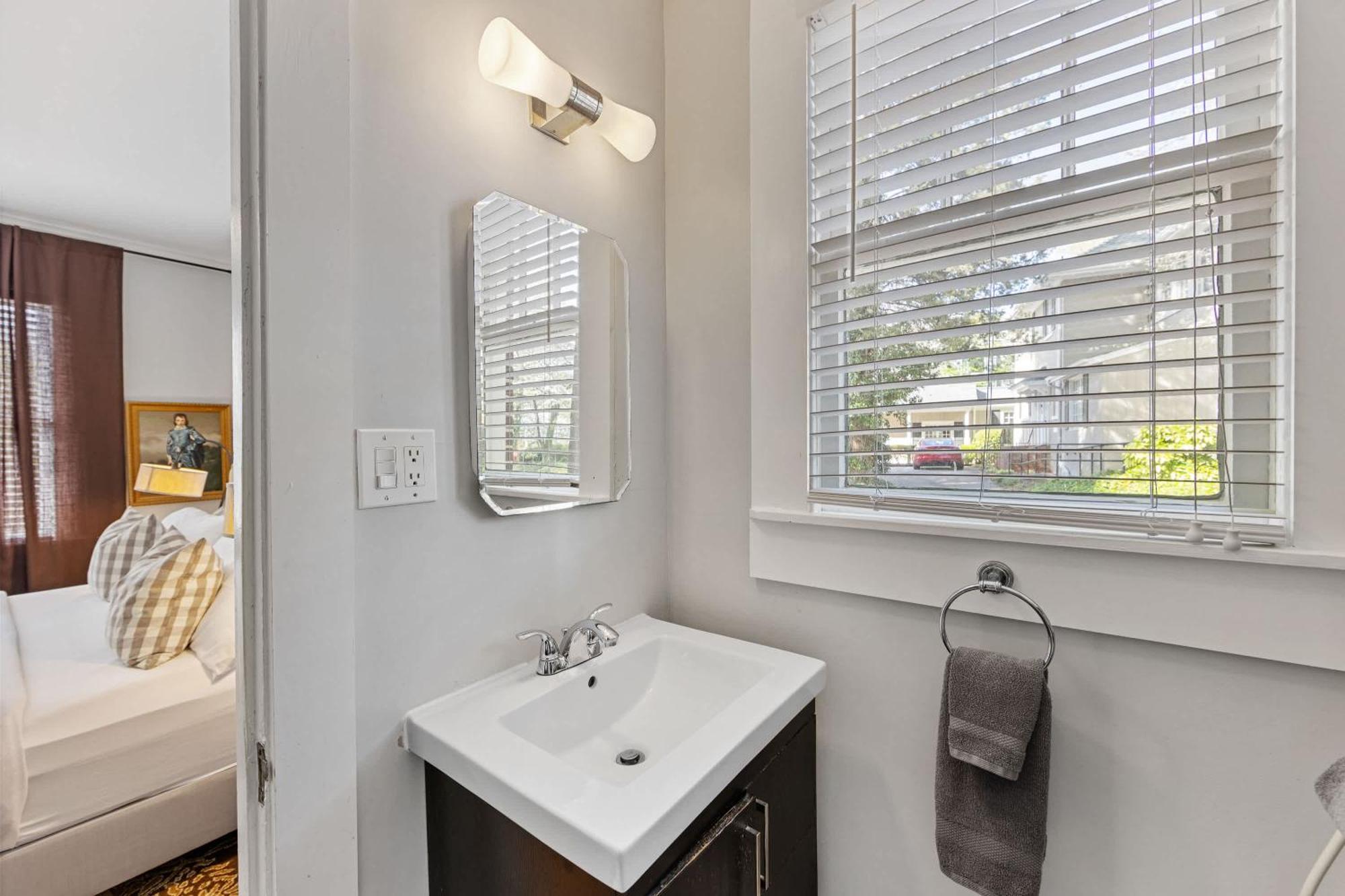 Stylish Myers Park 2 Bedroom With Screened Porch Holiday home