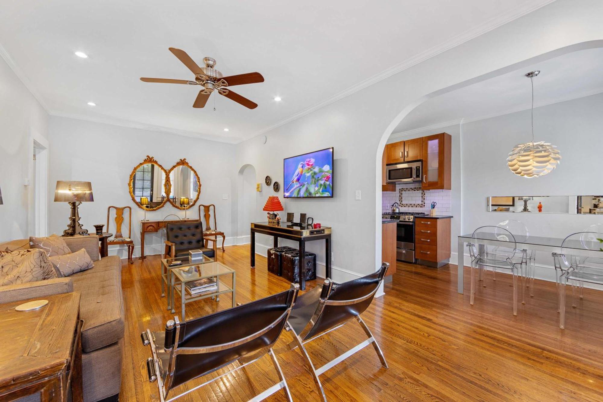 Stylish Myers Park 2 Bedroom With Screened Porch Holiday home