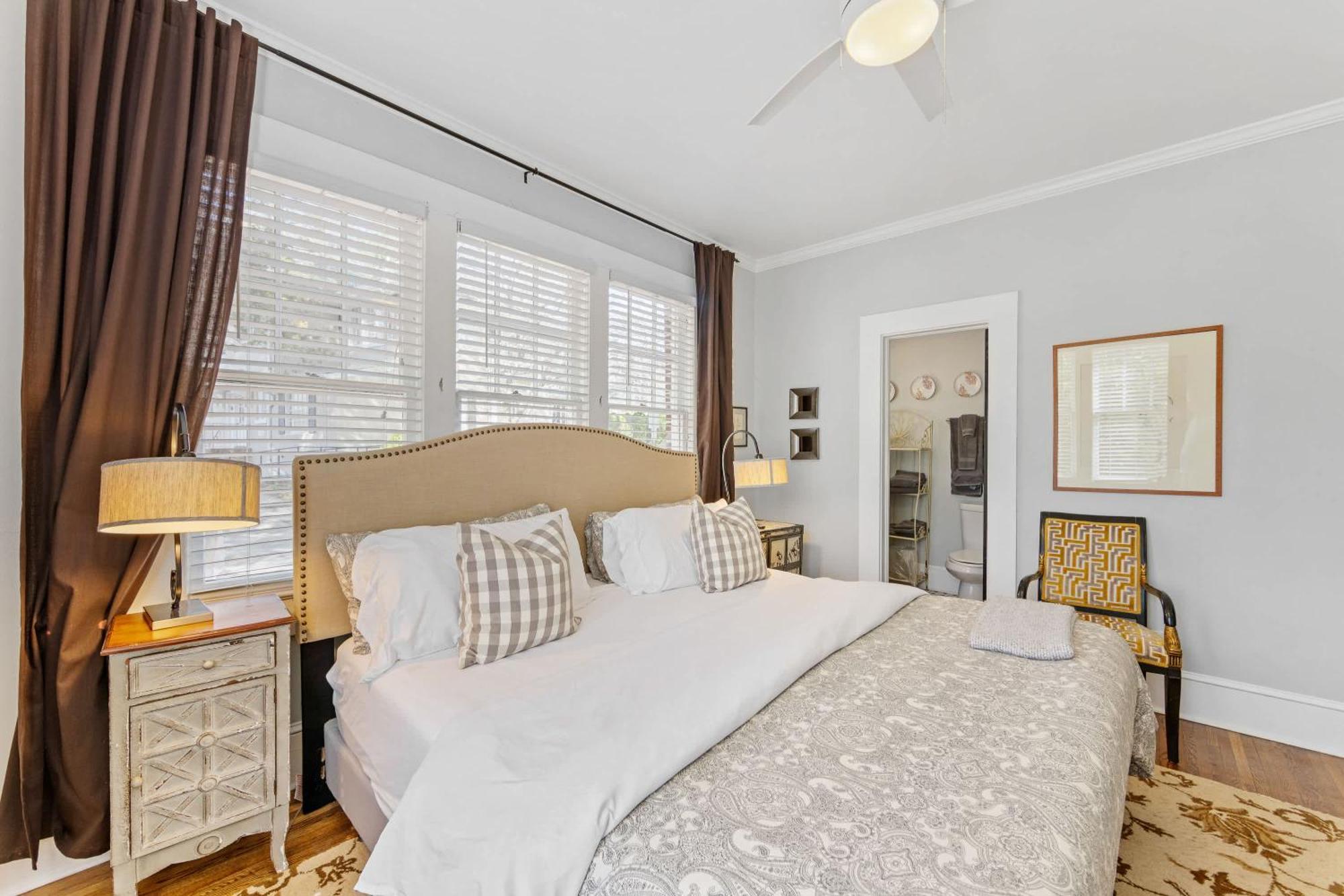 Stylish Myers Park 2 Bedroom With Screened Porch Holiday home *