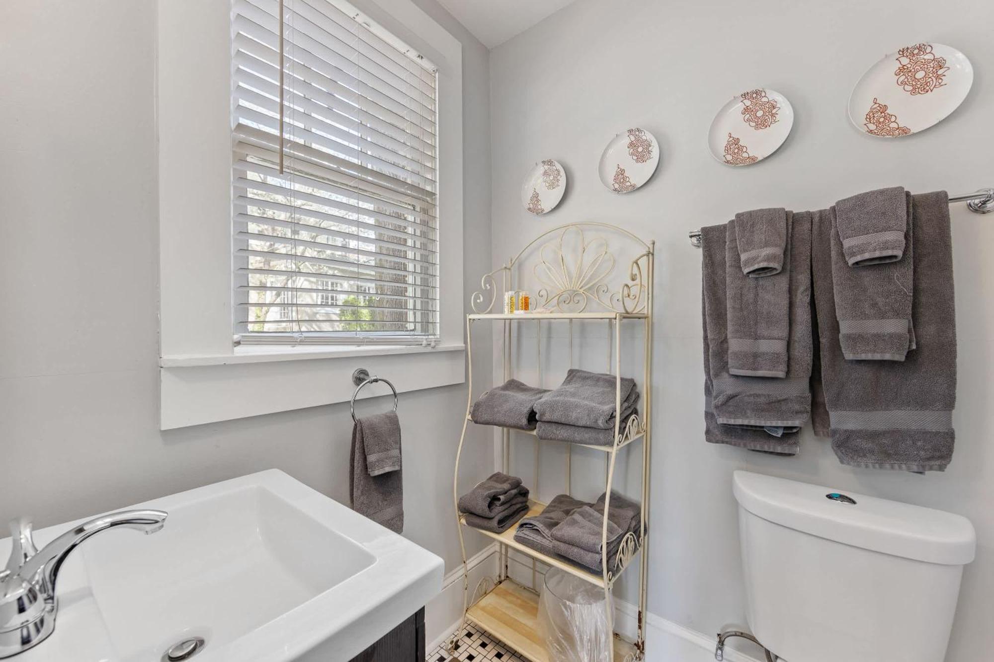 Stylish Myers Park 2 Bedroom With Screened Porch Holiday home