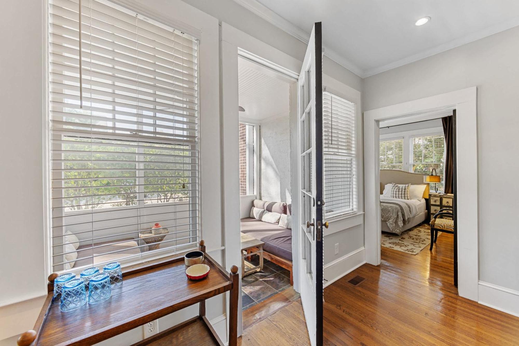 Stylish Myers Park 2 Bedroom With Screened Porch