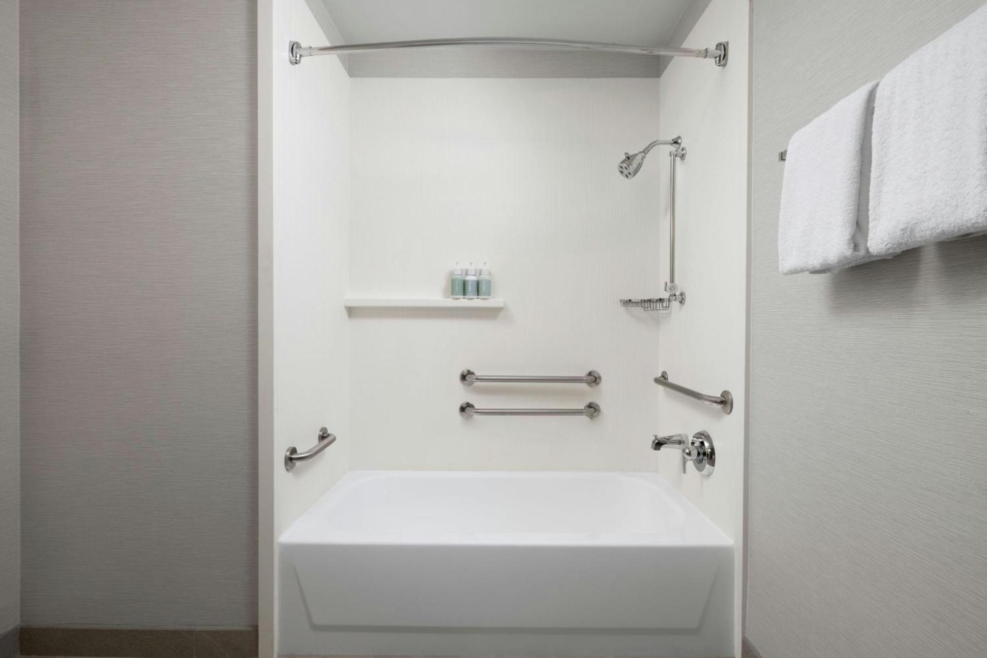 Courtyard Center 3*