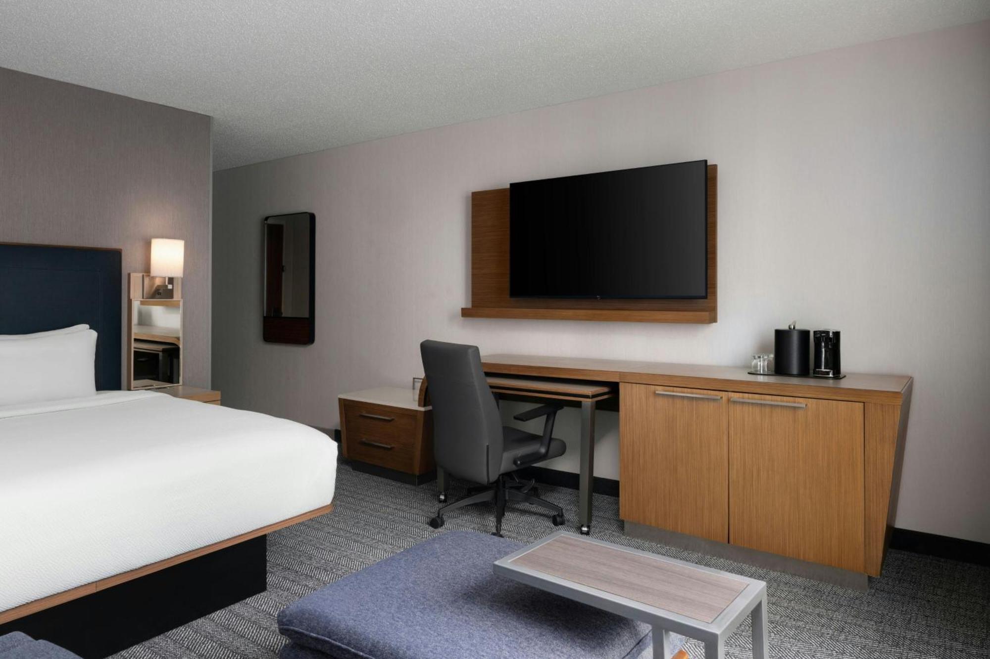 Courtyard Center Hotel 3*