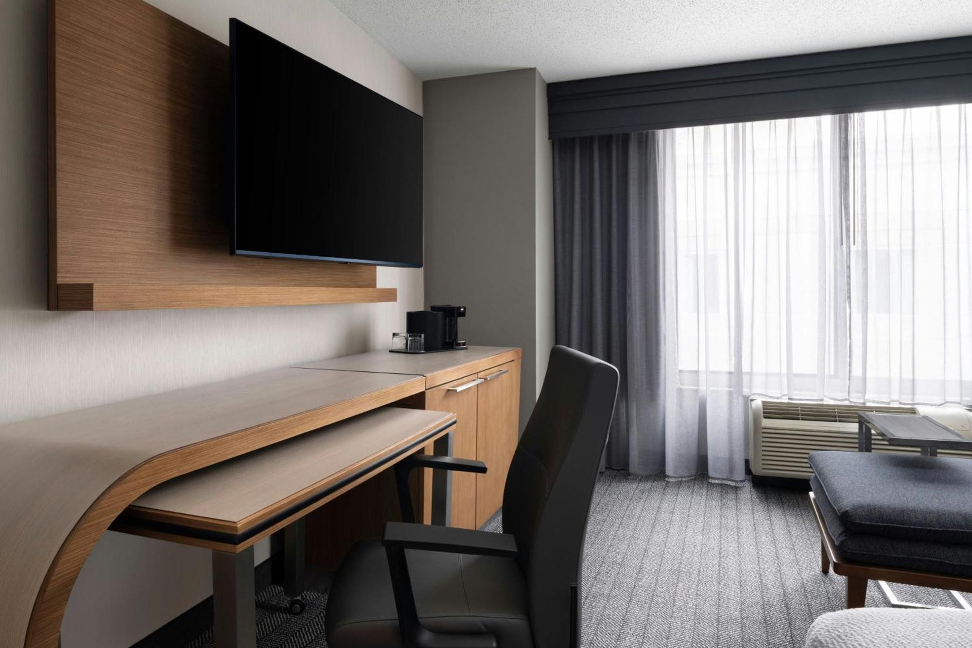 Hotel Courtyard Center 3*