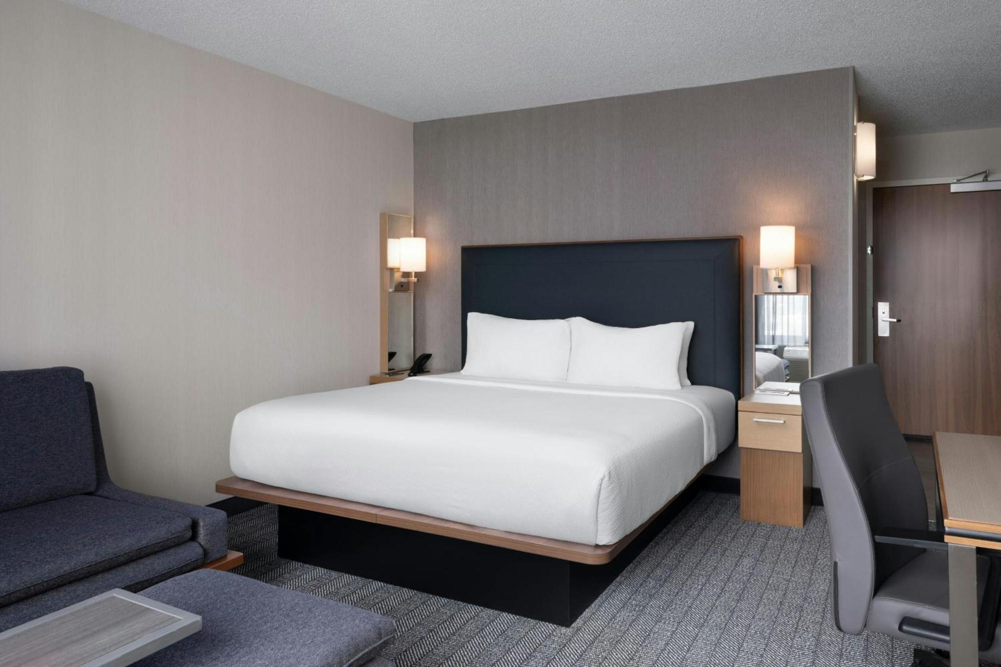 Courtyard Center 3*