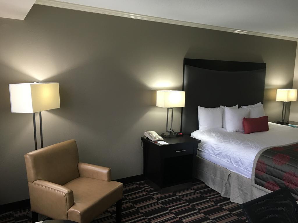 Hotel Ramada Plaza By Wyndham South End Airport 3*