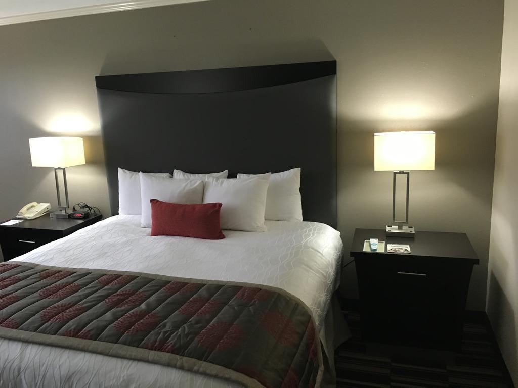 Ramada Plaza By Wyndham South End Airport Hotel 3*