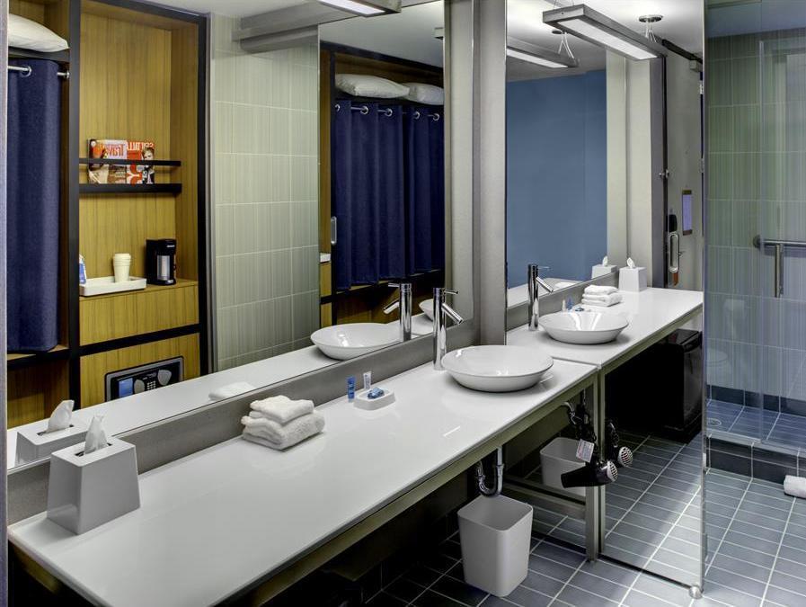 Hotel Aloft Center